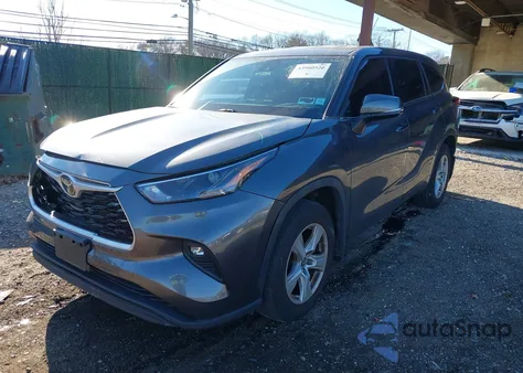 2022 Toyota Highlander Le z USA, uszkodzony, nr VIN 5TDBZRBH5NS589623